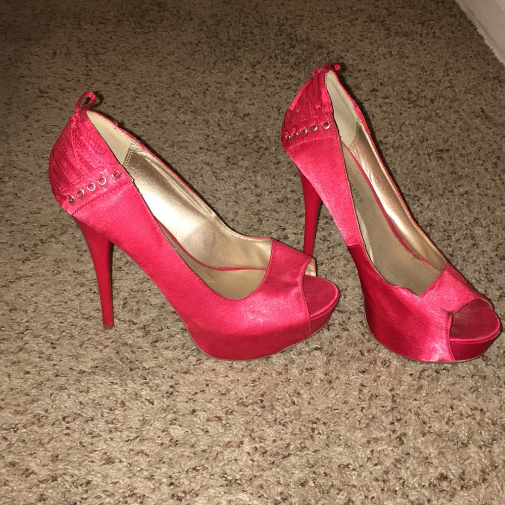 Red satin, lace back heels 👠